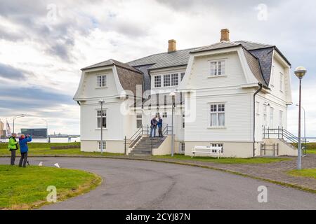 Reykjavik, Island- 27. August 2015: Hofdi-Haus im Norden von Reykjavik, der Hauptstadt Islands, erbaut 1909. Stockfoto