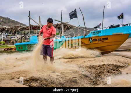 San Pedro, Ecuador - September 14, 2018 - Fischernetze, die von Fischern, für die die Reparatur Stockfoto