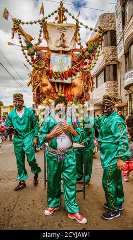 Latacunga, Ecuador - 22. September 2018 - Die stärksten Männer der jeweiligen Nachbarschaft trägt ein Schwein und eine ganze fest auf seinem Rücken für die Parade Stockfoto