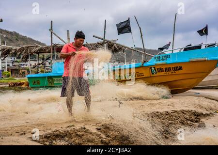 San Pedro, Ecuador - September 14, 2018 - Fischernetze, die von Fischern, für die die Reparatur Stockfoto