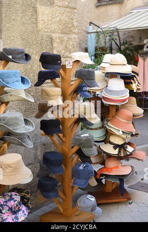 Hutständer einschließlich Floppy Hats, Stetsons, Panama Hats, Strohhüte & Caps außerhalb Hut Shop in Castellane Alpes-de-Haute-Provence Frankreich Stockfoto