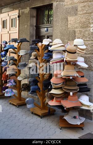 Hutständer einschließlich Floppy Hats, Stetsons, Panama Hats, Strohhüte & Caps außerhalb Hut Shop in Castellane Alpes-de-Haute-Provence Frankreich Stockfoto