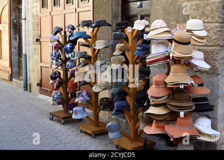 Hutständer einschließlich Floppy Hats, Stetsons, Panama Hats, Strohhüte & Caps außerhalb Hut Shop in Castellane Alpes-de-Haute-Provence Frankreich Stockfoto