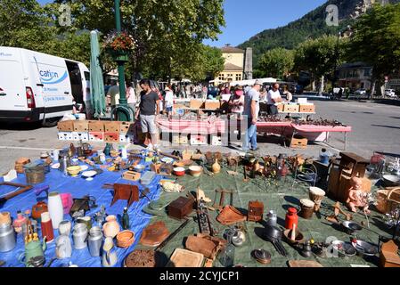 Auto Boot Verkauf, Brocante, Vide Grenier oder Antiquitätenmesse in Town Square Annot Alpes-de-Haute-Provence Frankreich Stockfoto