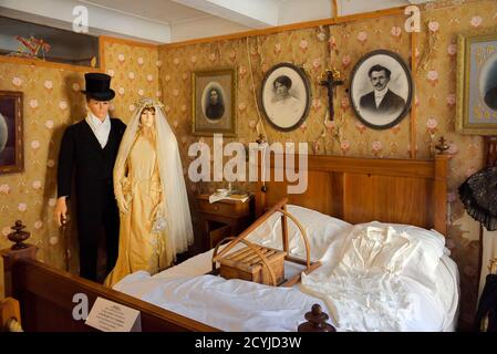 Old Vintage Schlafzimmer mit Bett Wagon Holzrahmen für die Installation Bettwärmer oder Wärmepfanne zwischen Bettlaken Colmars-les-Alpes Museum Provence Frankreich Stockfoto