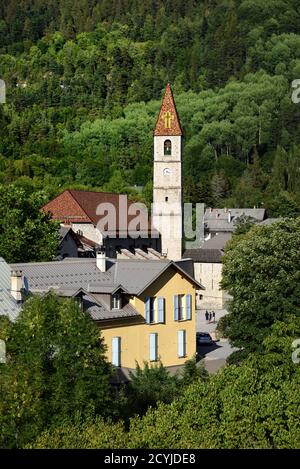 Luftaufnahme oder Hochwinkel Blick über das Alpendorf & Kirche Saint-Martin in Colmars oder Colmars-les-Alpes Alpes-de-Haute-Provence Frankreich Stockfoto