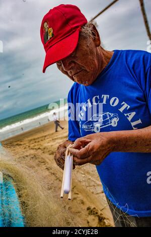 San Pedro, Ecuador - September 14, 2018 - Fischernetze, die von Fischern, für die die Reparatur Stockfoto