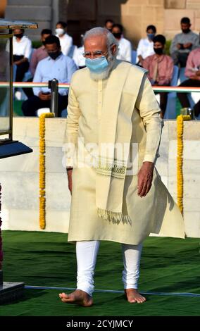 Neu Delhi, Indien. Oktober 2020. Der indische Premierminister Narendra Modi kommt, um in Rajghat, dem Mahatma Gandhi gewidmeten Denkmal, anlässlich des Geburtstages des Unabhängigkeitsführers in Neu Delhi, Ehrungen zu zollen. Quelle: PRASOU/Alamy Live News Stockfoto