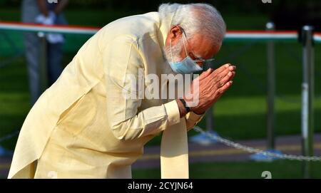 Neu Delhi, Indien. Oktober 2020. Der indische Premierminister Narendra Modi kommt, um in Rajghat, dem Mahatma Gandhi gewidmeten Denkmal, anlässlich des Geburtstages des Unabhängigkeitsführers in Neu Delhi, Ehrungen zu zollen. Quelle: PRASOU/Alamy Live News Stockfoto