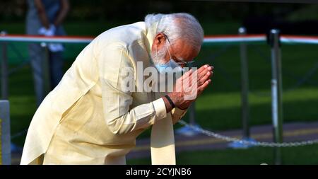 Neu Delhi, Indien. Oktober 2020. Der indische Premierminister Narendra Modi kommt, um in Rajghat, dem Mahatma Gandhi gewidmeten Denkmal, anlässlich des Geburtstages des Unabhängigkeitsführers in Neu Delhi, Ehrungen zu zollen. Quelle: PRASOU/Alamy Live News Stockfoto