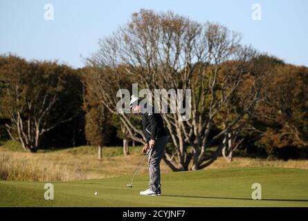 Englands Lee Westwood putts auf dem 16. Grün während der zweiten Runde der Aberdeen Standard Investments Scottish Open im Renaissance Club, North Berwick. Stockfoto