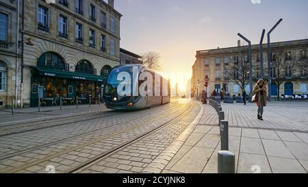 2020 02, Bordeaux, Frankreich. Straßenbahn vorbei brach den Sonnenuntergang. Stockfoto