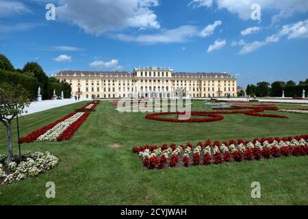 Besucher von Schönbrunn oder Schloss Schönbrunn in Wien, Österreich, Europa. Touristen und Besucher am österreichischen Denkmal und Wahrzeichen mit Gärten Stockfoto