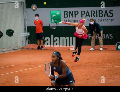 Catherine McNally und Cori Gauff aus den Vereinigten Staaten spielen Doppel beim Roland Garros 2020, Grand Slam Tennisturnier, am 1. Oktober 2020 bei R Stockfoto