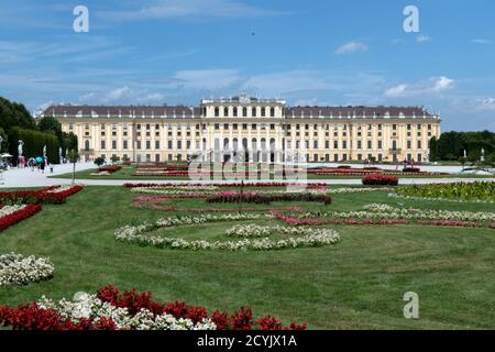 Besucher von Schönbrunn oder Schloss Schönbrunn in Wien, Österreich, Europa. Touristen und Besucher am österreichischen Denkmal und Wahrzeichen mit Gärten Stockfoto