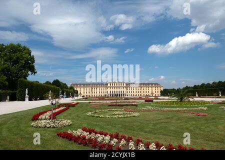 Besucher von Schönbrunn oder Schloss Schönbrunn in Wien, Österreich, Europa. Touristen und Besucher an berühmten österreichischen Denkmal und Wahrzeichen mit Garten Stockfoto