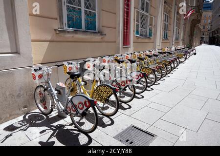 Parkplatz für Fahrräder und Fahrräder in Wien, Österreich, Europa. Bike-Sharing in Wien für grünen und sauberen Transport und Umweltschutz Stockfoto