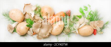 Food Cooking Hintergrund, Gemüse, Kräuter, Zutaten für vegetarische Pilzsuppe, Draufsicht, flaches Lay Banner Stockfoto