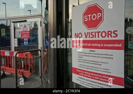 Schilder, die Besucher darauf hinweisen, fern zu bleiben oder sich zu schützen Soziale Distanz durch Coronavirus / Covid-19 Pandemie bei A Krankenhaus in London, England, Großbritannien Stockfoto