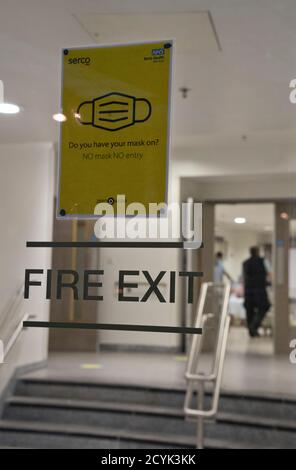 Schilder, die Besucher darauf hinweisen, fern zu bleiben oder sich zu schützen Soziale Distanz durch Coronavirus / Covid-19 Pandemie bei A Krankenhaus in London, England, Großbritannien Stockfoto