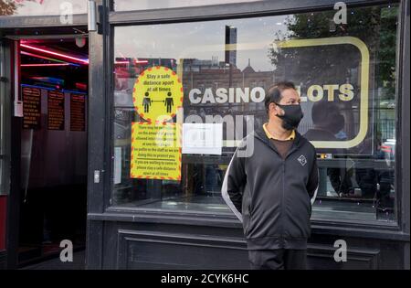 Casino und Glücksspiel-Shop in Whitechapel, mit Schildern beraten, um sichere soziale Distanz wegen Coronavirus / Covid-19 Pandemie in London, England, Großbritannien zu halten Stockfoto