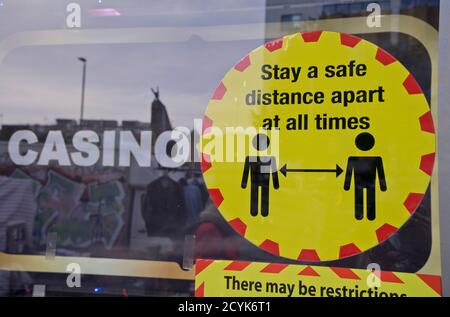 Casino und Glücksspiel-Shop in Whitechapel, mit Schildern beraten, um sichere soziale Distanz wegen Coronavirus / Covid-19 Pandemie in London, England, Großbritannien zu halten Stockfoto