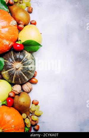 Food Hintergrund mit Kürbissen, Gemüse, Obst und Nüsse, Draufsicht Stockfoto