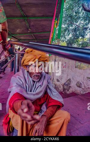 Barsana, Indien - 23. Februar 2018 - ein Bettler hält seine Hand für Almosen während Holi Festival Stockfoto