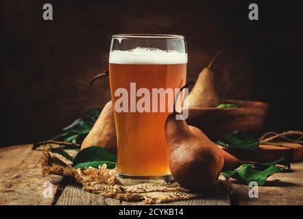 Würzige hausgemachten Apfelwein von Herbst braunen Birnen, vintage Holzhintergrund, rustikalen Stil, selektive Fokus Stockfoto