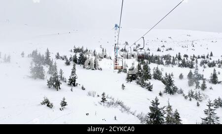Skilift in verschneiten Karpaten, Dragobrat, Ukraine Stockfoto