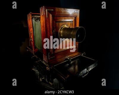 Fotoplatte alt 1920 Holz Kamera isoliert auf schwarz Stockfoto