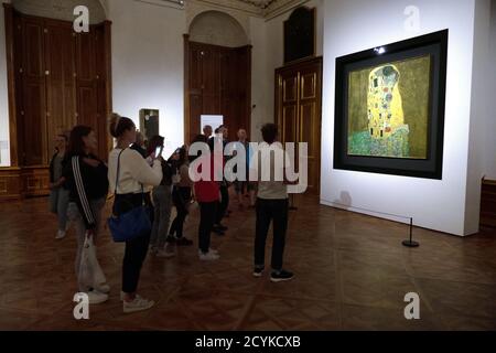 Der Kuss, Gemälde von Gustav Klimt im Belvedere Museum in Wien, Österreich, Europa. Kunstausstellung und Sammlung mit Menschen, Touristen, Besuchern Stockfoto