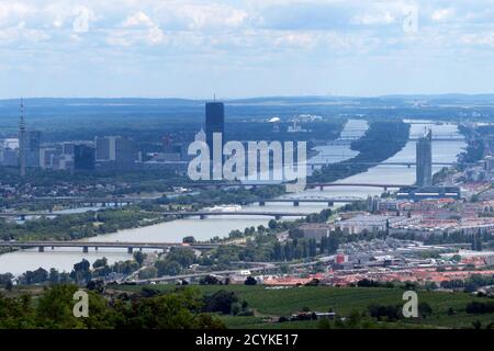 Stadtansicht von Wien, Österreich, Europa von Kahlenberg aus gesehen. Wien Stadtlandschaft mit Wolkenkratzern, Brücken und der Donau Stockfoto