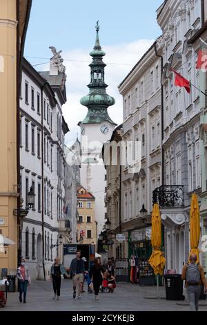 Michaels Tor im Stadtzentrum von Bratislava, Slowakei, Europa mit Geschäften, Geschäften und Menschen zu Fuß in der Fußgängerzone. Slowakische Hauptstadt Stockfoto