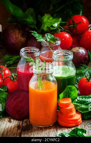 Pflanzliche Smoothie in kleinen Flaschen, dunklen Hintergrund, selektiver Fokus Stockfoto