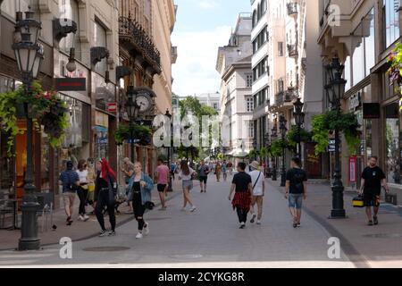 Vaci Utca, berühmte Fußgängerzone in Budapest, Ungarn, Europa mit Geschäften, Geschäften und Menschen einkaufen. Ungarischer Blick auf die Stadt und Lifestyle Stockfoto