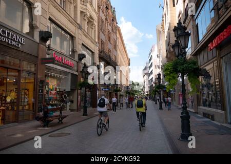 Vaci Utca, berühmte Fußgängerzone in Budapest, Ungarn, Europa mit Geschäften, Geschäften und Menschen einkaufen. Ungarischer Blick auf die Stadt und Lifestyle Stockfoto