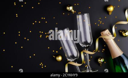 Weihnachtsfeiertage Komposition. Weihnachts-Champagner, Gläser, goldene Dekorationen und Konfetti auf schwarzem Hintergrund mit Kopierraum. Banner-Mockup, Gruß Stockfoto