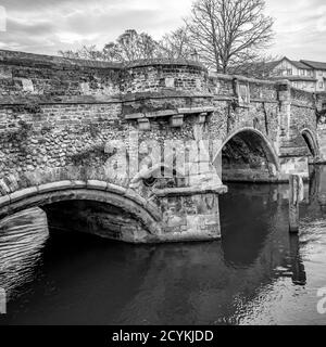 Schwarz-Weiß-Foto der Bischofsbrücke über den Fluss Wensum in der Stadt Norwich. Sie stammt aus dem Jahr 1340 und ist eine der ältesten Brücken der Stadt Norwich, jedoch nicht die älteste. Stockfoto