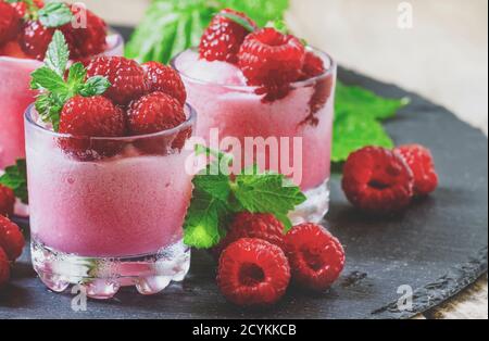 Himbeer-Granita mit Beeren und Minze in Glas-Tassen, selektiver Fokus Stockfoto