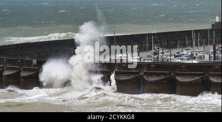 Brighton UK 2. Oktober 2020 - Wellen schlagen über Brighton Marina, während Storm Alex durch Großbritannien fegt und starke Winde und Regen bringt, besonders in südlichen Gebieten : Credit Simon Dack / Alamy Live News Stockfoto