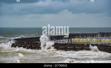 Brighton UK 2. Oktober 2020 - Wellen schlagen über Brighton Marina, während Storm Alex durch Großbritannien fegt und starke Winde und Regen bringt, besonders in südlichen Gebieten : Credit Simon Dack / Alamy Live News Stockfoto