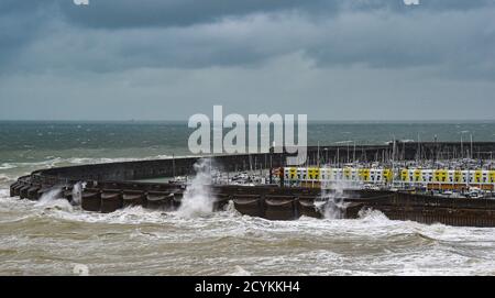 Brighton UK 2. Oktober 2020 - Wellen schlagen über Brighton Marina, während Storm Alex durch Großbritannien fegt und starke Winde und Regen bringt, besonders in südlichen Gebieten : Credit Simon Dack / Alamy Live News Stockfoto