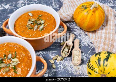 Kürbiscremesuppe mit Samen, Sesam und Rucola. Autmn flach lag. Stockfoto