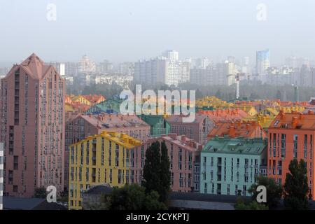 Nicht exklusiv: KIEW, UKRAINE - 1. OKTOBER 2020 - dichter Smog beworfen die Gebäude in Kiew, Hauptstadt der Ukraine. Stockfoto