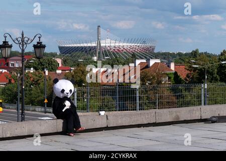 Außenansicht des Nationalstadions in Warschau, Polen, Europa und Mann mit Panda-Kostüm für Touristen gekleidet Stockfoto