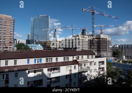 Baustelle mit Kranbau neuer Turm im Warschauer Geschäftsviertel. Ansicht des Finanzviertels in Warschau, Polen, Europa Stockfoto