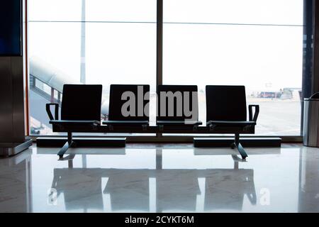 Leere Stühle in der Abflughalle am Flughafen Soekarno hatta, Reise- und Transportkonzepte Stockfoto