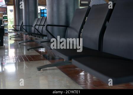 Leere Stühle in der Abflughalle am Flughafen Soekarno hatta, Reise- und Transportkonzepte Stockfoto