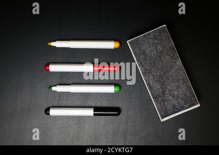 Bunte Filzstifte Nahaufnahme auf dunklem Hintergrund. Hochwertige Fotos Stockfoto